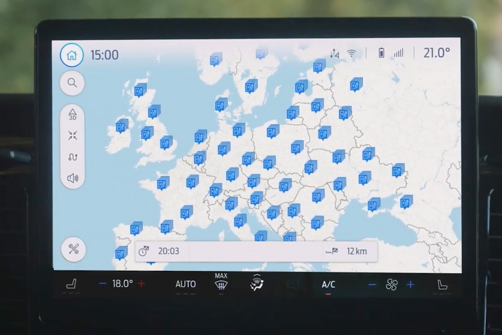 Ecranul digital al unui vehicul electric Ford, ce prezintă harta cu stații de încărcare din Europa.
