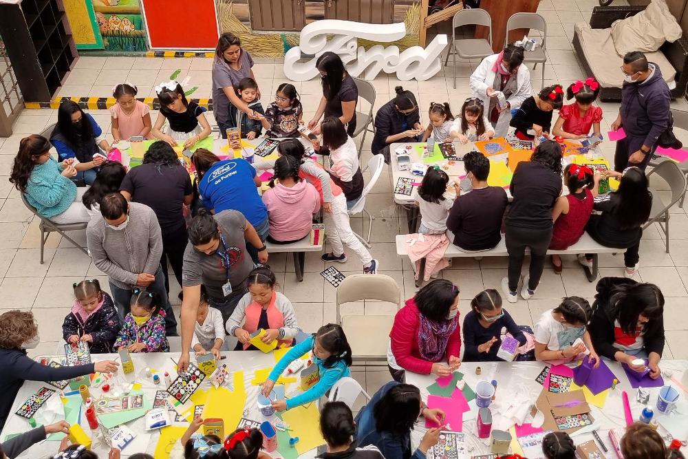 Copii distrându-se la un atelier de meșteșugărie și arte în cadrul unui eveniment comunitar Ford Philanthropy.