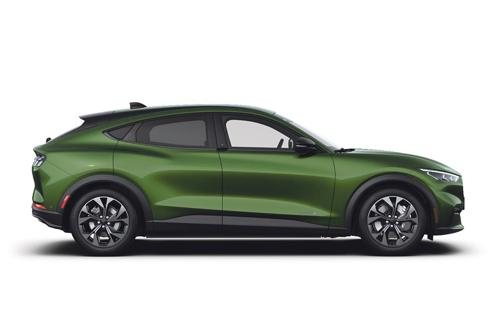 Un Ford Mustang Mach-E electric, in culoarea neagra