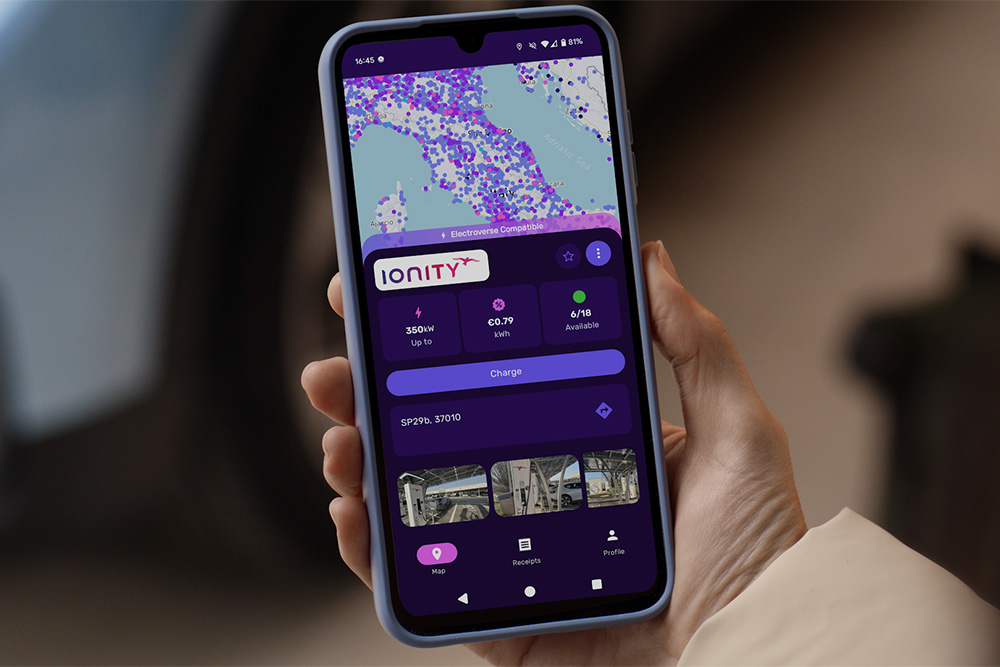 Un smartphone care afișează aplicația Octopus Electroverse cu puncte de încărcare. 
