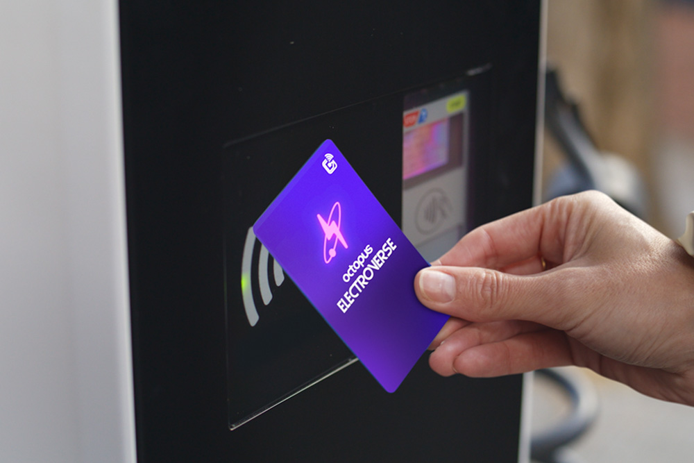 Un Octopus Electrocard (RFID) utilizat la un punct public de încărcare pentru vehicule electrice.