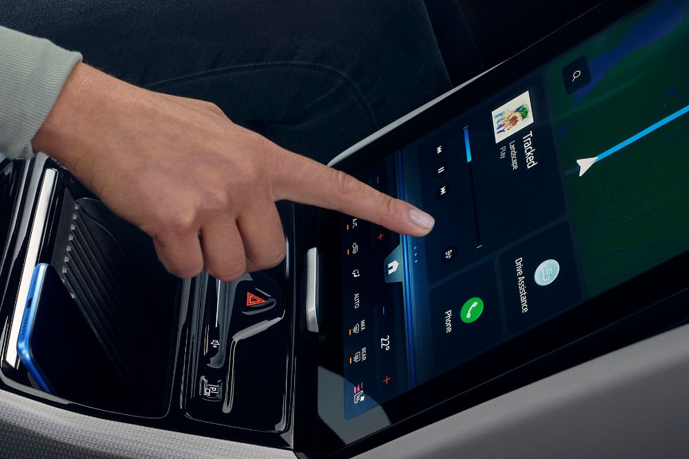Ford Mustang Mach-E bord cu sofer utilizand touchscreen SYNC 4A