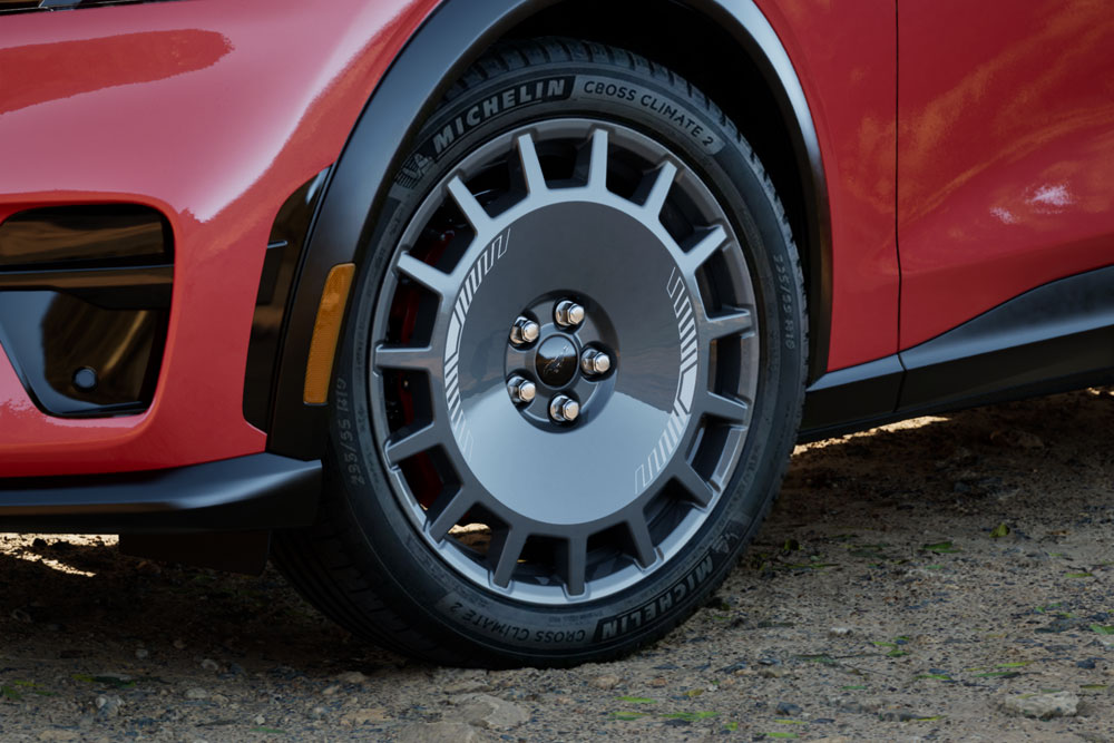 Imagine în prim-plan a roții unui Mustang Mach-E GT Rally de culoare Race Red.