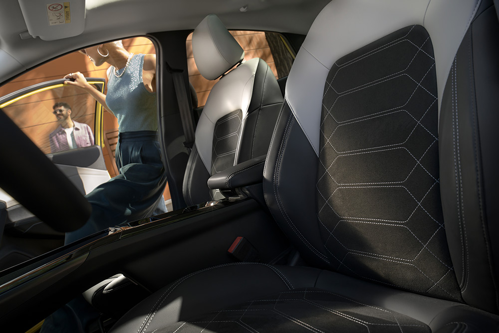 Prim-plan cu scaunele ergonomice în culorile negru și gri din interiorul modelului Ford Puma Gen-E® electric.