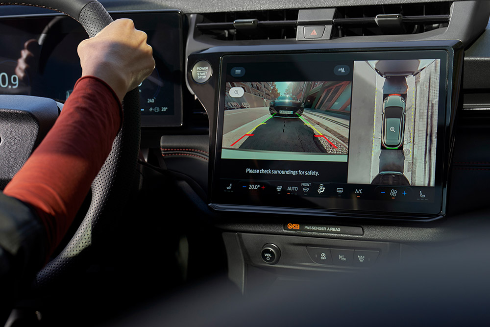 Vizualizarea camerei de 360 ​​de grade pe ecranul mașinii în noul Ford Puma.