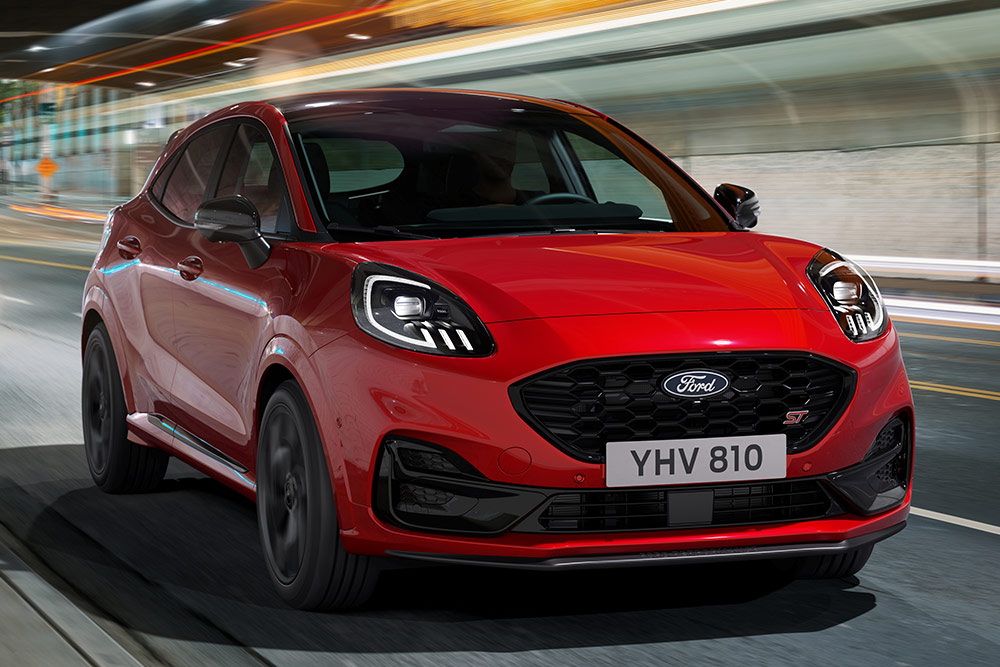 imagine frontala cu Ford Puma ST de culoare rosie, fiind condusa