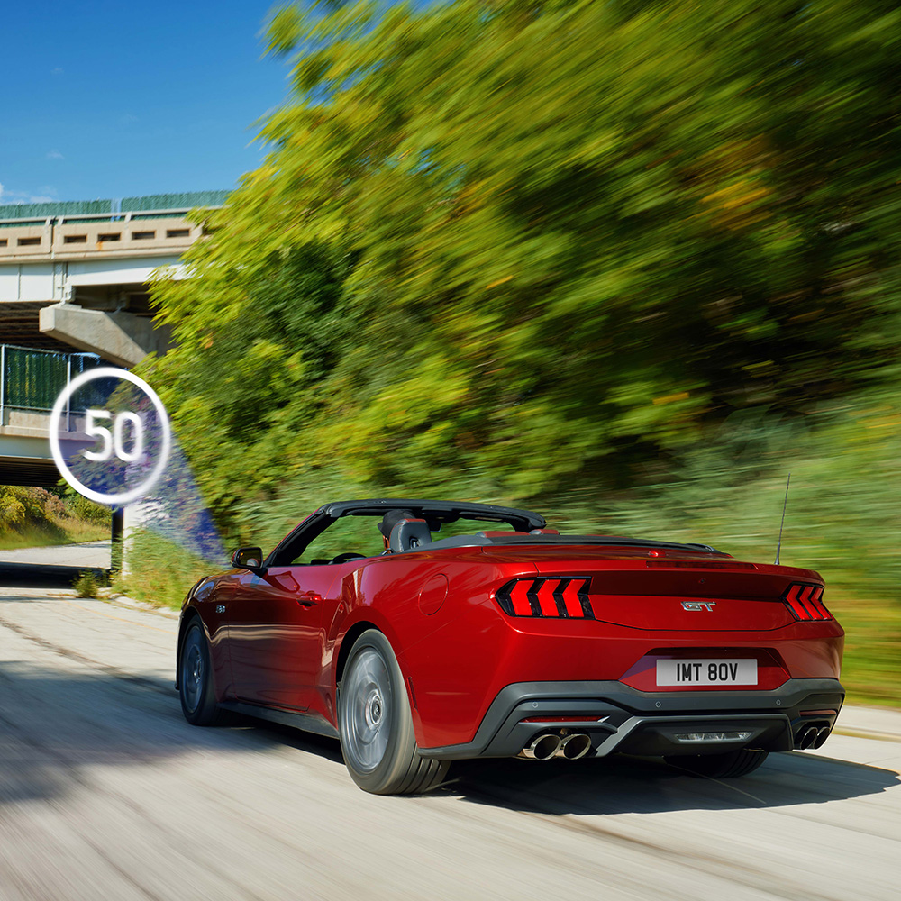 Noul Ford Mustang GT decapotabil, utilizând sistemul de recunoaștere a limitelor de viteză