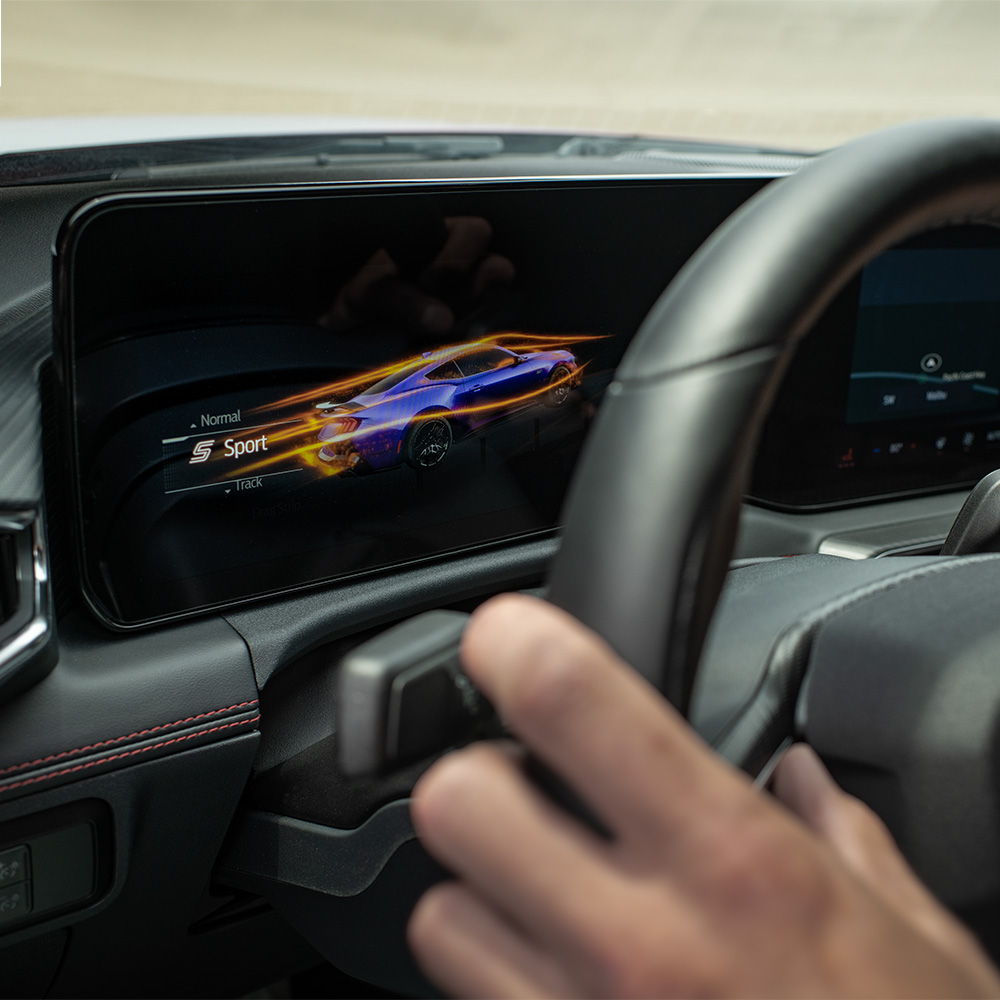 Ecranul digital al modelului Ford Mustang afișând modul Sport
