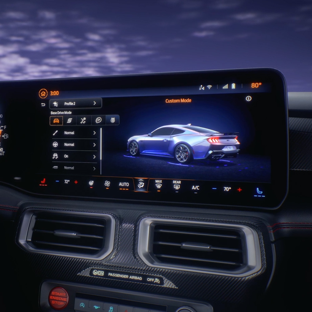 Prim plan cu ecranul central cu sistemul Ford SYNC 4 al unui Mustang