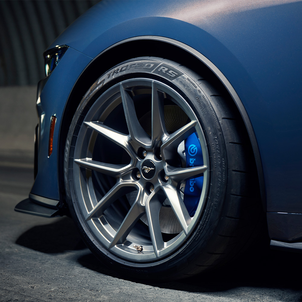 Janta de aliaj a unui Ford Mustang Dark Horse cu pachetul Dark Horse