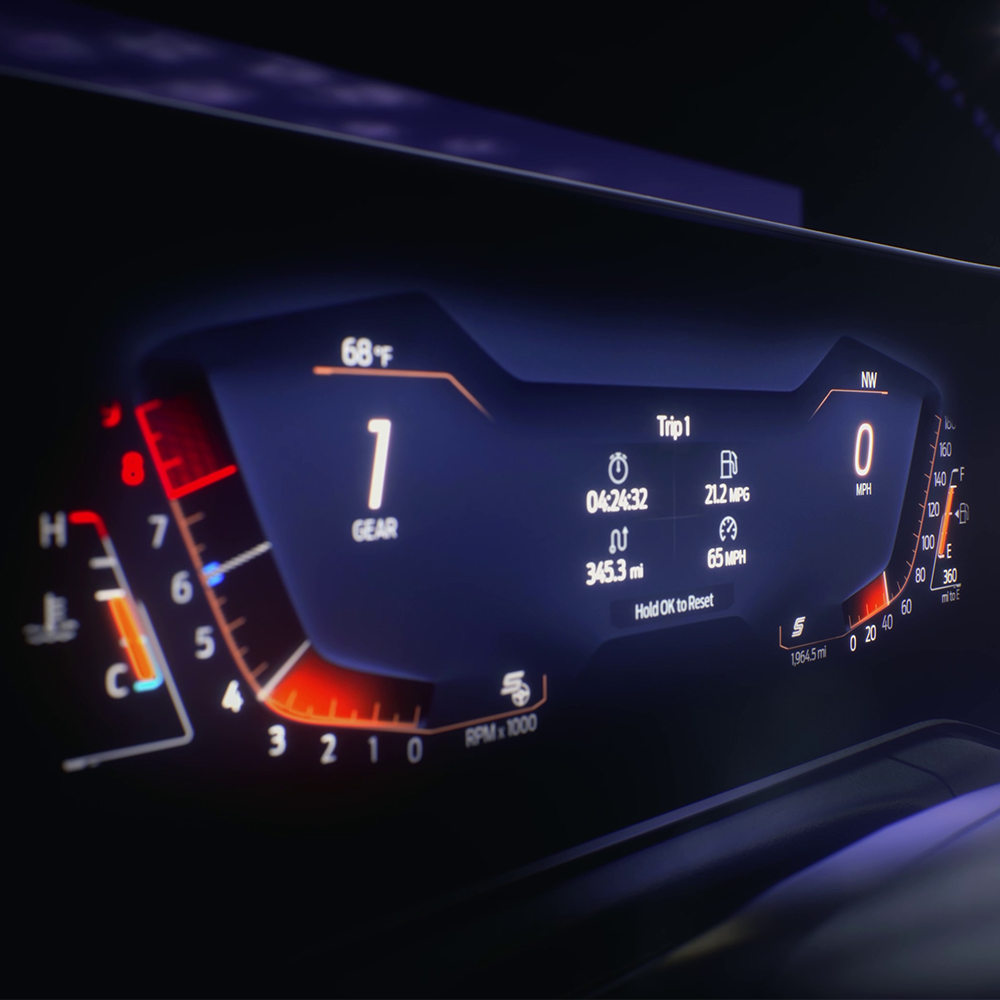 Prim plan cu ecranul de bord digital de 12.4" al unui Ford Mustang
