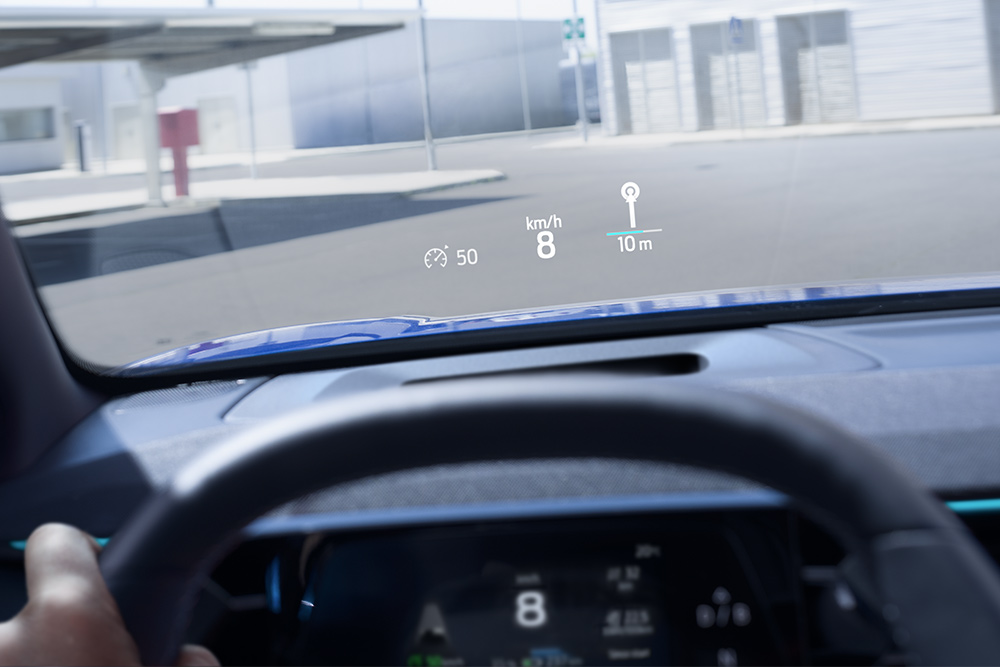 Prim-plan al ecranului head-up al modelului Ford Capri® electric care prezintă detalii-cheie legate de condus.