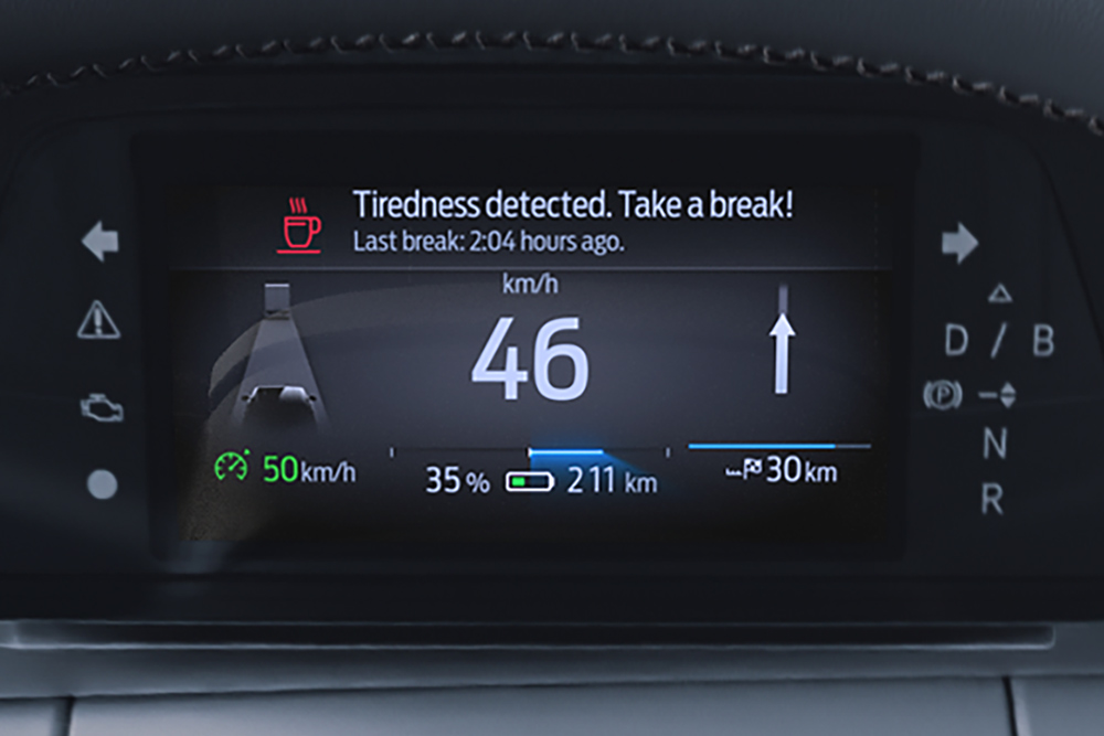 Panoul de instrumente digital al modelului Ford Capri® care afișează viteza mașinii și un mesaj de avertizare a șoferului prin care i se recomandă o pauză.