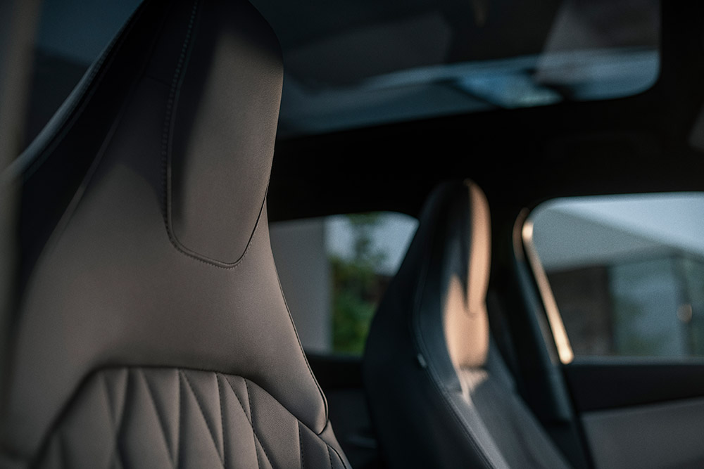 Ford Explorer electric cu scaune Sensico de culoare neagră