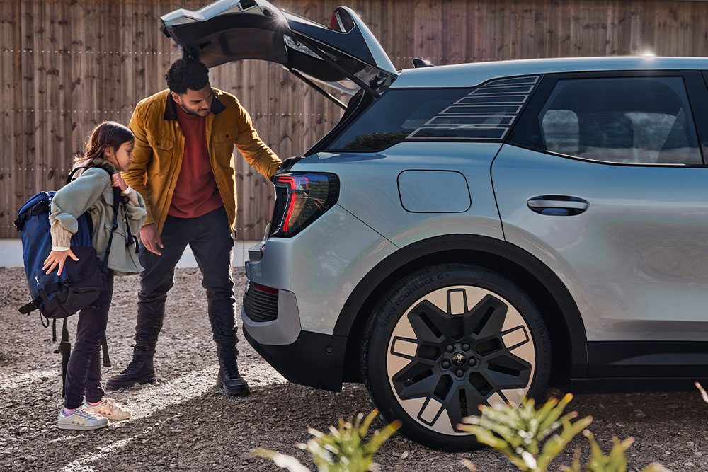Tatăl și fiica încărcând portbagajul unui Ford Explorer®.