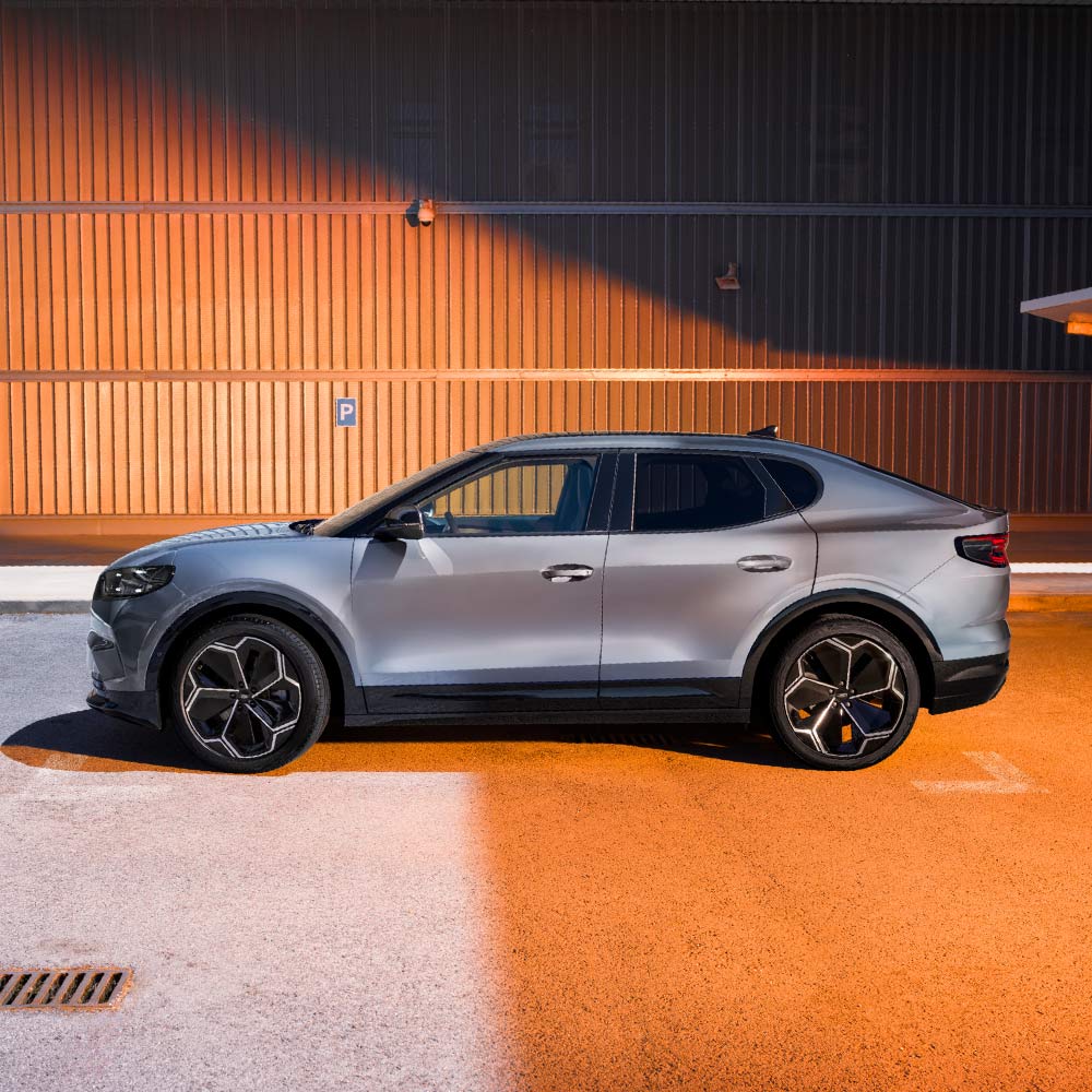 Vedere laterală a unui model Ford Capri albastru. Evaluarea de 5 stele Euro NCAP 2024 ca urmare a promovării testelor de siguranță este afișată în colțul din dreapta sus.