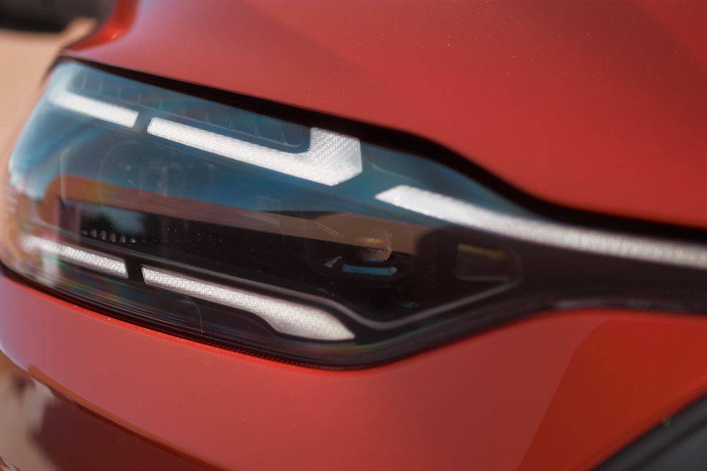 O imagine de aproape a farului LED al modelului Tourneo Custom