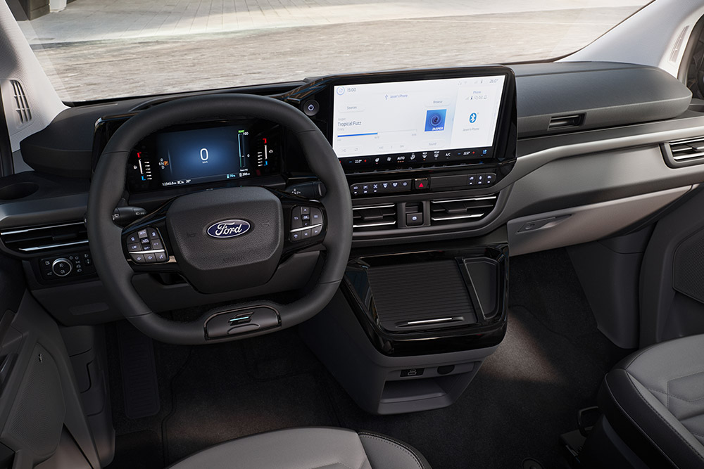 Tabloul de bord interior și volanul Ford Tourneo Custom