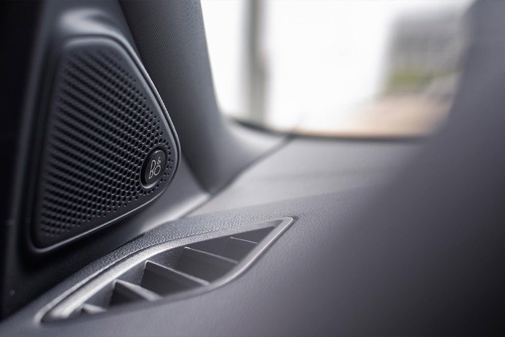 Prim-plan al unui difuzor audio Bang & Olufsen.