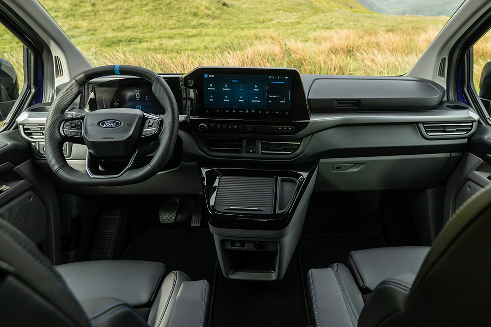 Tabloul de bord interior, consola centrală și volanul Ford Tourneo Custom MS-RT.