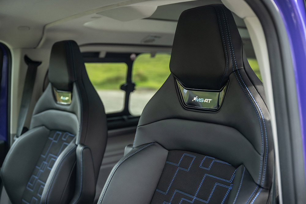 Scaune față din piele neagră și piele întoarsă, cu cusături contrastante albastre și logo-ul MS-RT într-un Ford Tourneo Custom MS-RT.