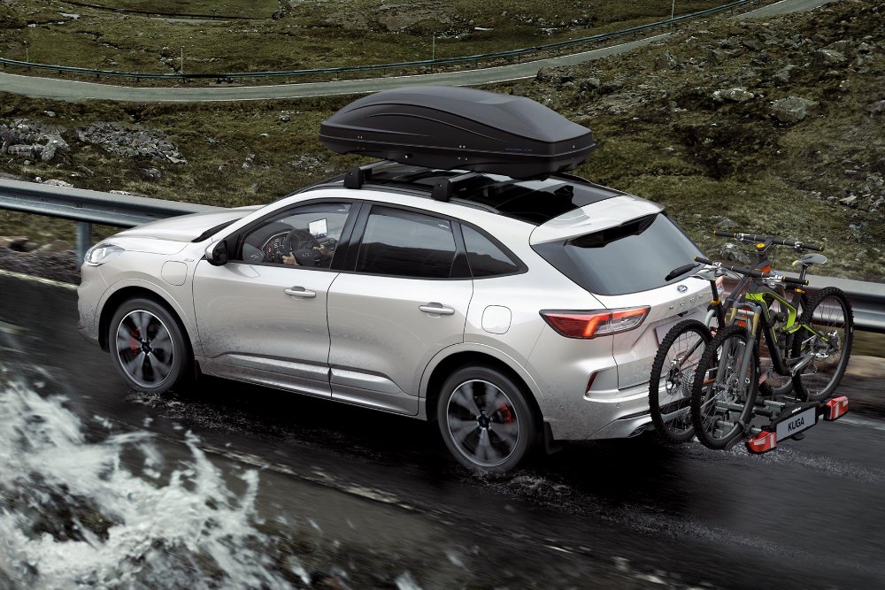 Plafon Thule atașat la un vehicul Focus parcat