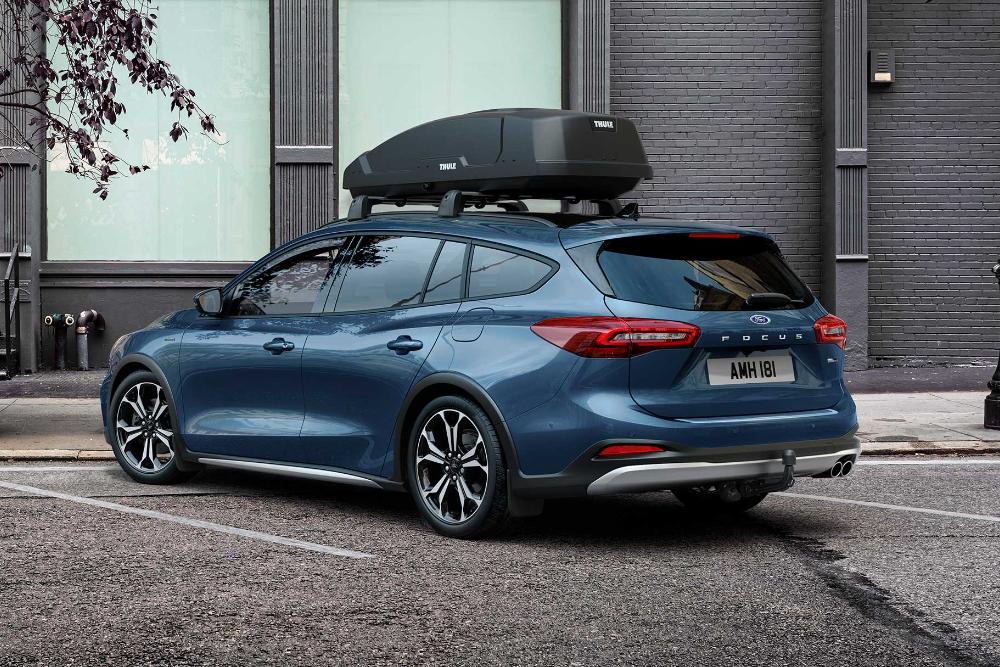 Plafon Thule atașat la un vehicul Focus parcat