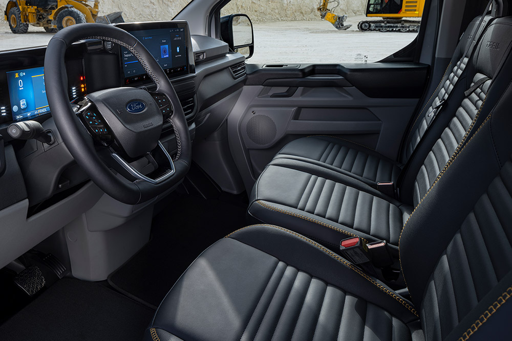  Interiorul unui Ford Transit Custom Sport Van cu scaune negre și aurii.