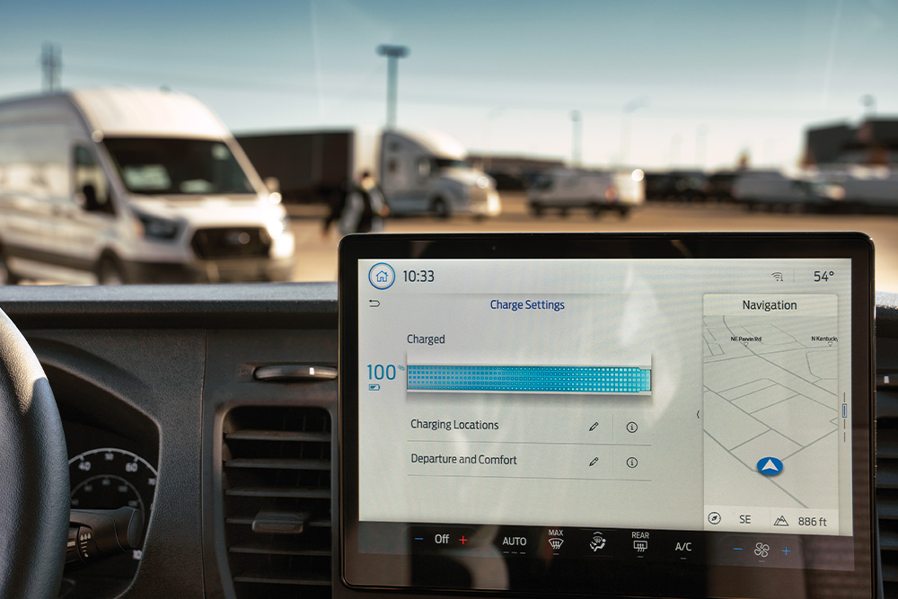 Tabloul de bord al unui Ford Transit Custom afișând informații despre încărcare.