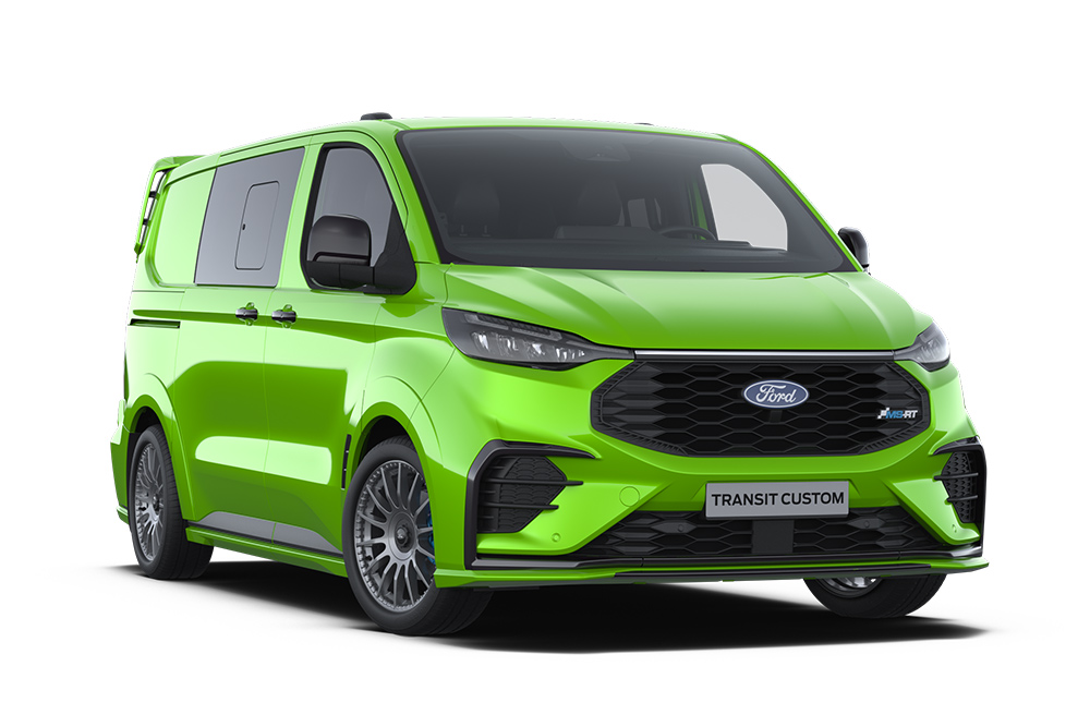 Vedere din față-stânga a unui Ford Transit Custom MS-RT Cabină Dublă verde pe un fundal alb.