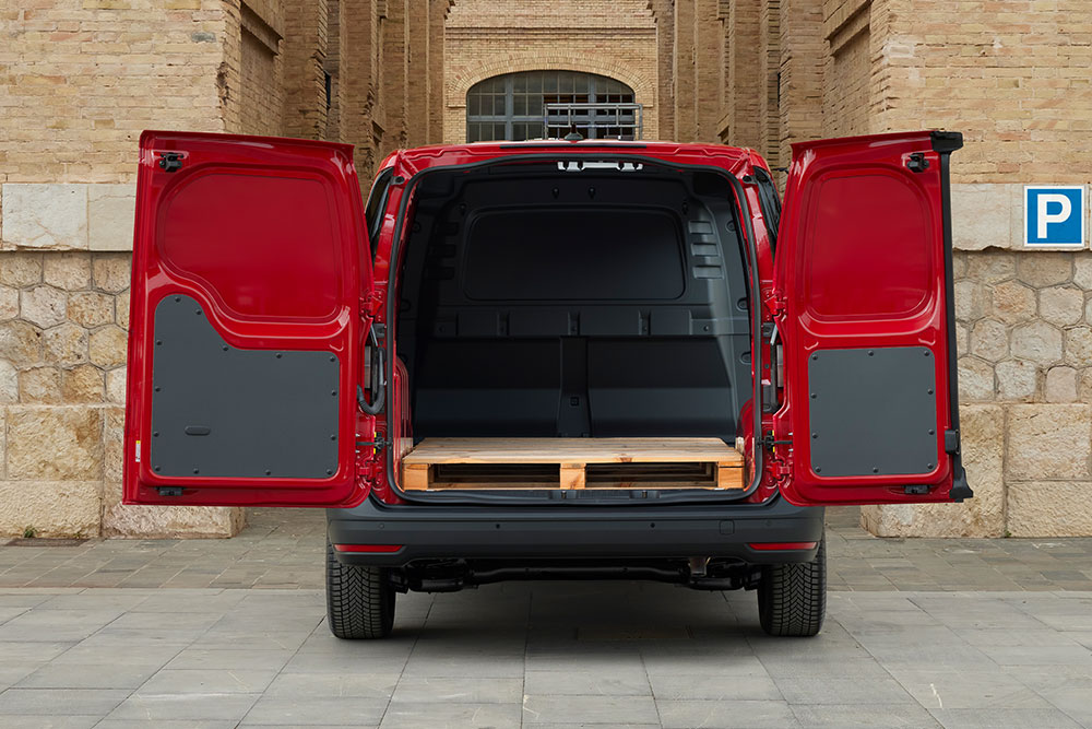 Vedere din spate a unui Ford Transit Connect , cu ușile din spate deschise, încărcat cu materiale de construcție.