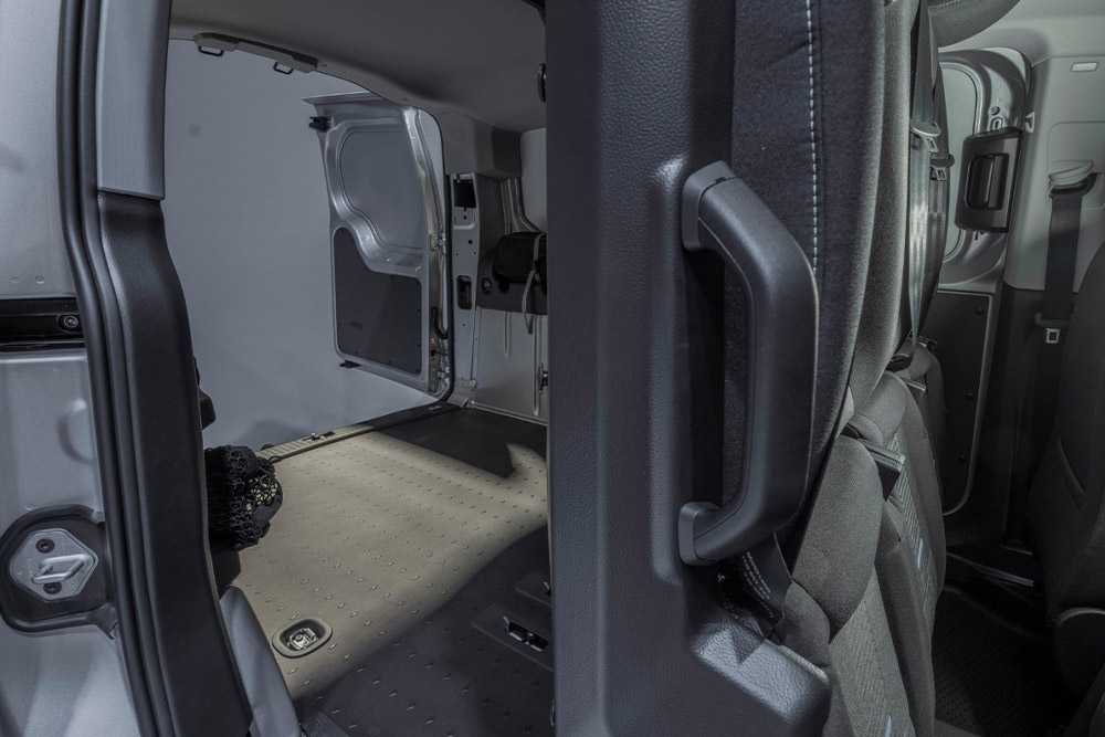 Interiorul unui Ford Transit Connect  FlexCab prezentând scaunele spate pliate și o zonă de încărcare goală.