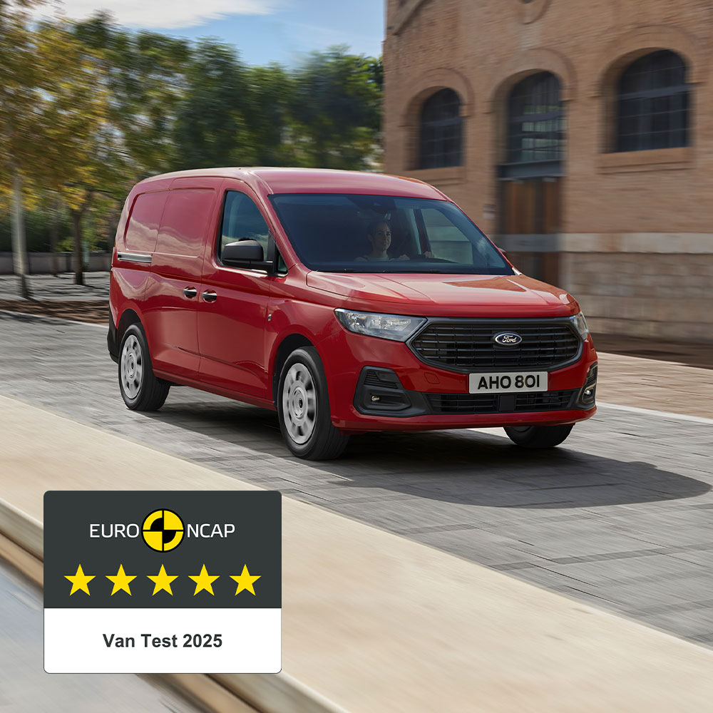 Ford Transit Connect Trend în culoarea roșie Lava, cu grilă față și faruri automate.