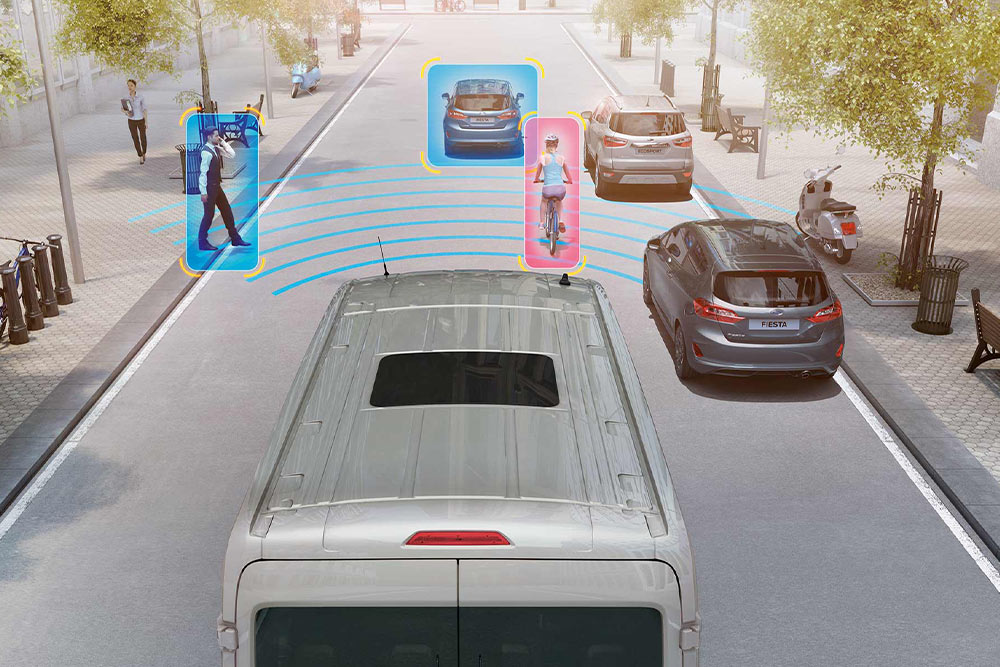 Furgonetă Ford Transit cu funcții avansate de siguranță care detectează pietonii și vehiculele.