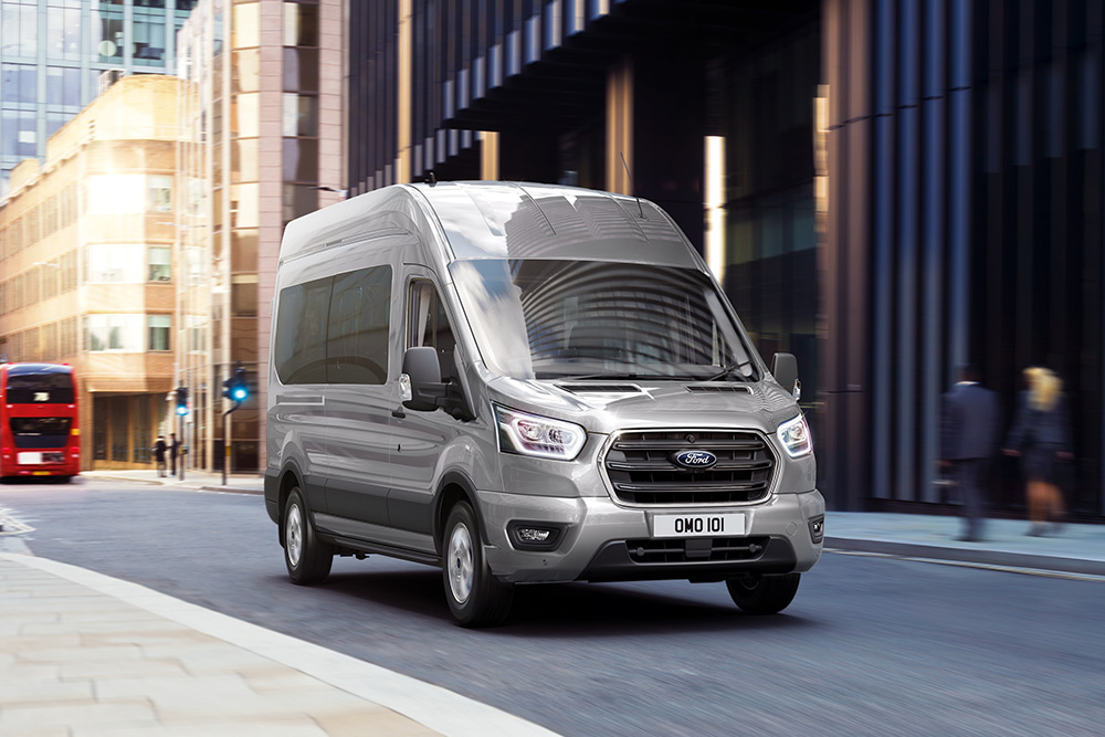 Furgonetă Ford Transit care circulă în oraș.