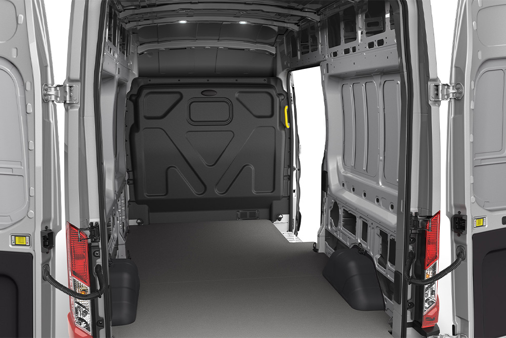 Vedere interioară al spațiului de încărcare gol dintr-o furgonetă Ford Transit.