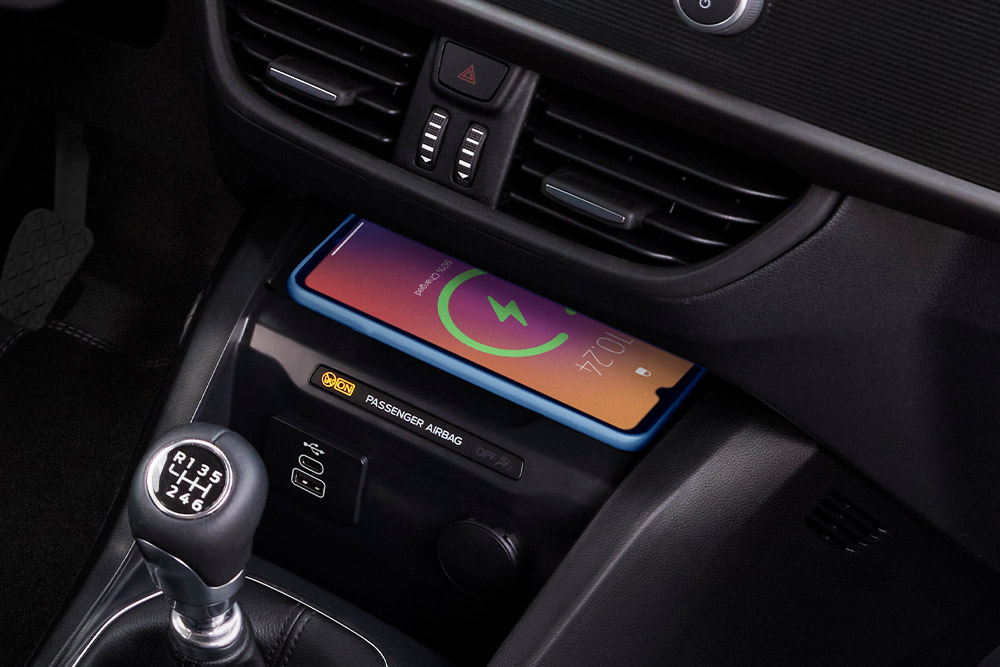 Încărcare wireless a unui telefon în noul Ford Transit Courier